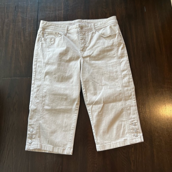 Gloria Vanderbilt All-Around Slimming Effect Beige Denim Capris - Picture 4 of 15